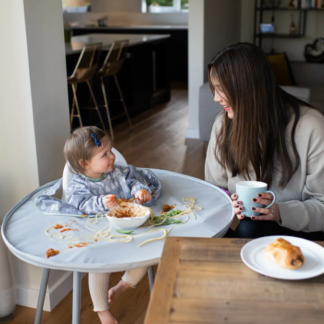 bavoir avec plateau idéal pour la DME et ou les activités débordantes. Vendu chez Ali Bambin. Magasin pour bébé