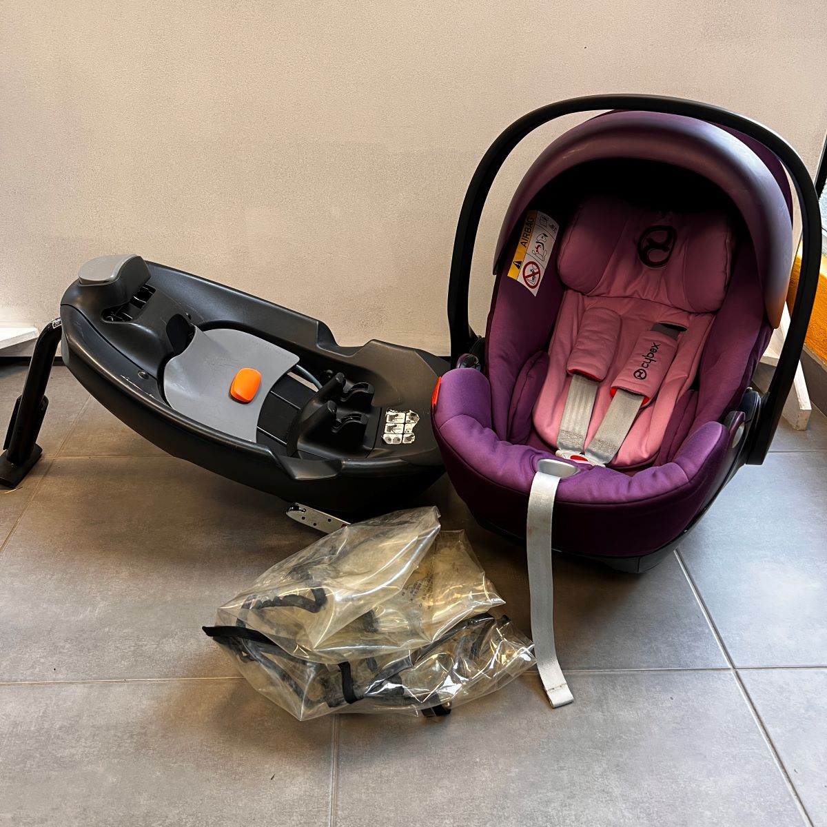 Base auto et isofix de JOIE - La Caverne d'Ali Bambin