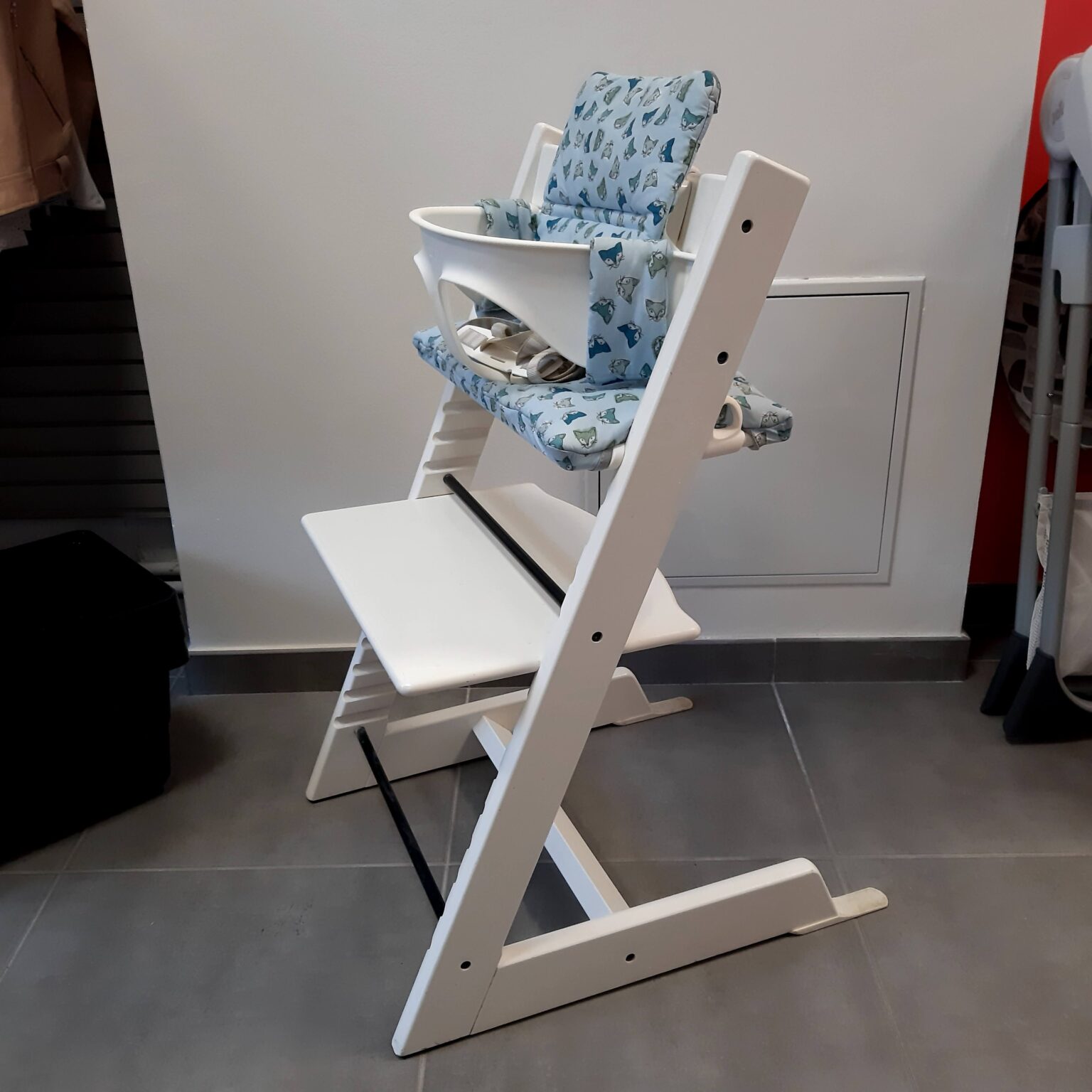 Chaise haute Trip Trap en bois blanc de STOKKE occasion La Caverne d