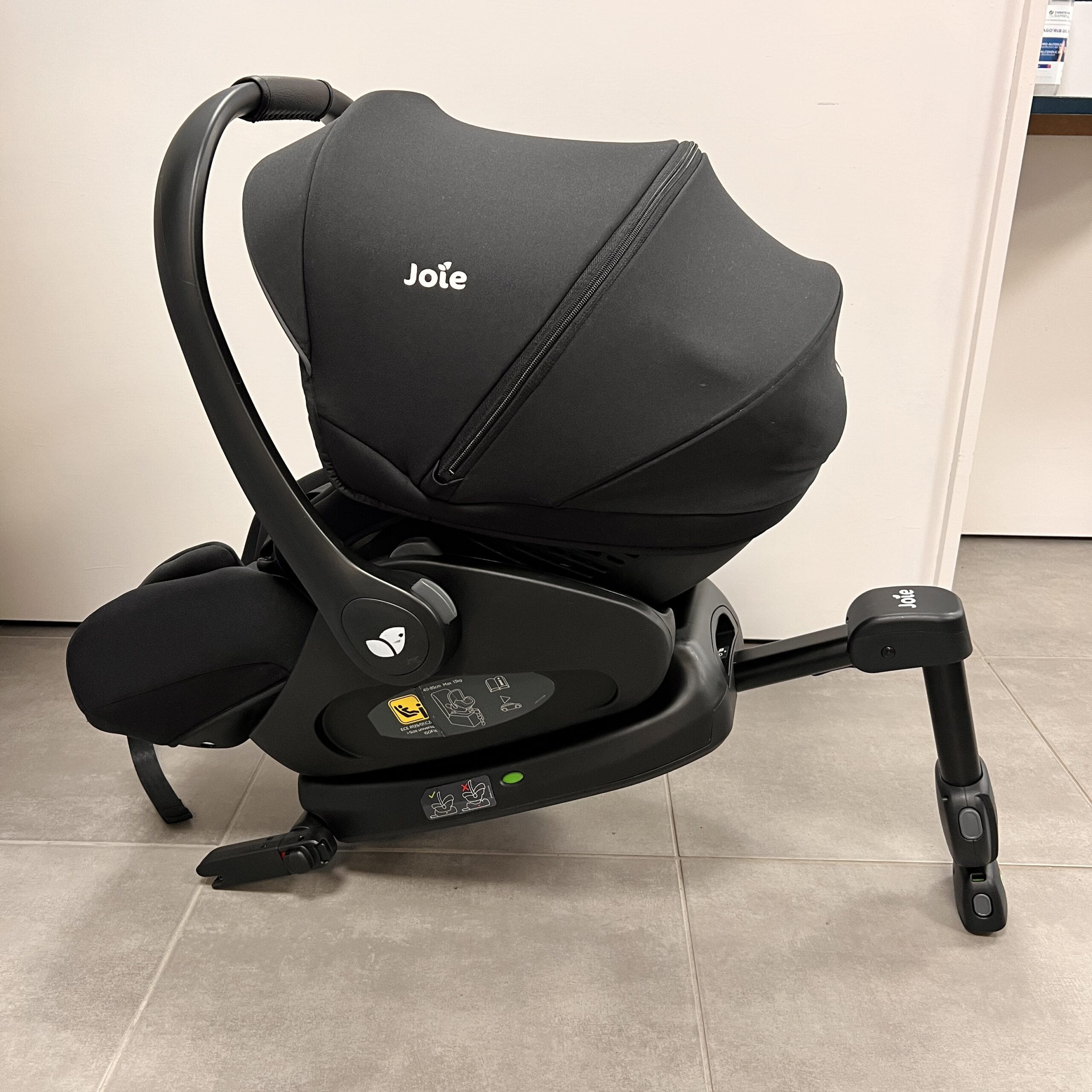 Base auto et isofix de JOIE - La Caverne d'Ali Bambin