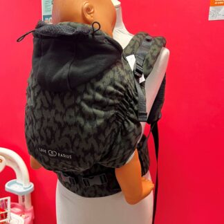 un porte bébé de chez Love Radius en seconde main sur Nantes.