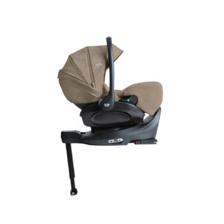 la base i level pro, inclinable, allant de la naissance jusqu'à environ 18 mois. Elle s'installe sur la base isofix et rotative de Joie.