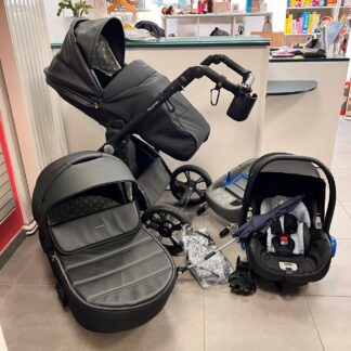 un trio de poussette Vita 2 de chez My Junior en seconde main. Une poussette tout terrain haut de gamme avec une coque et une base isofix. Visible sur Nantes, Orvault, Sautron et la Chapelle sur Erdre.