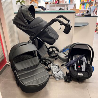 un trio de poussette Vita 2 de chez My Junior en seconde main. Une poussette tout terrain haut de gamme avec une coque et une base isofix. Visible sur Nantes, Orvault, Sautron et la Chapelle sur Erdre.