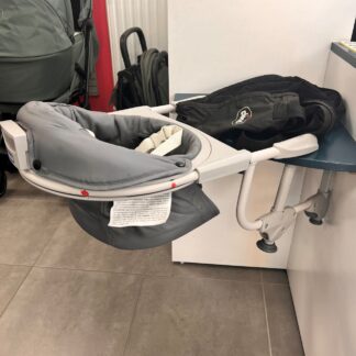 un siège de table rotatif à 360 degrés pour faire manger bébé face à soi ou de lui-même à table.