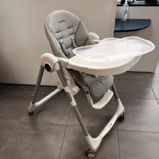 chaise haute prima pappa en seconde main occasion sur Nantes, visible dans un magasin d'articles pour bébé