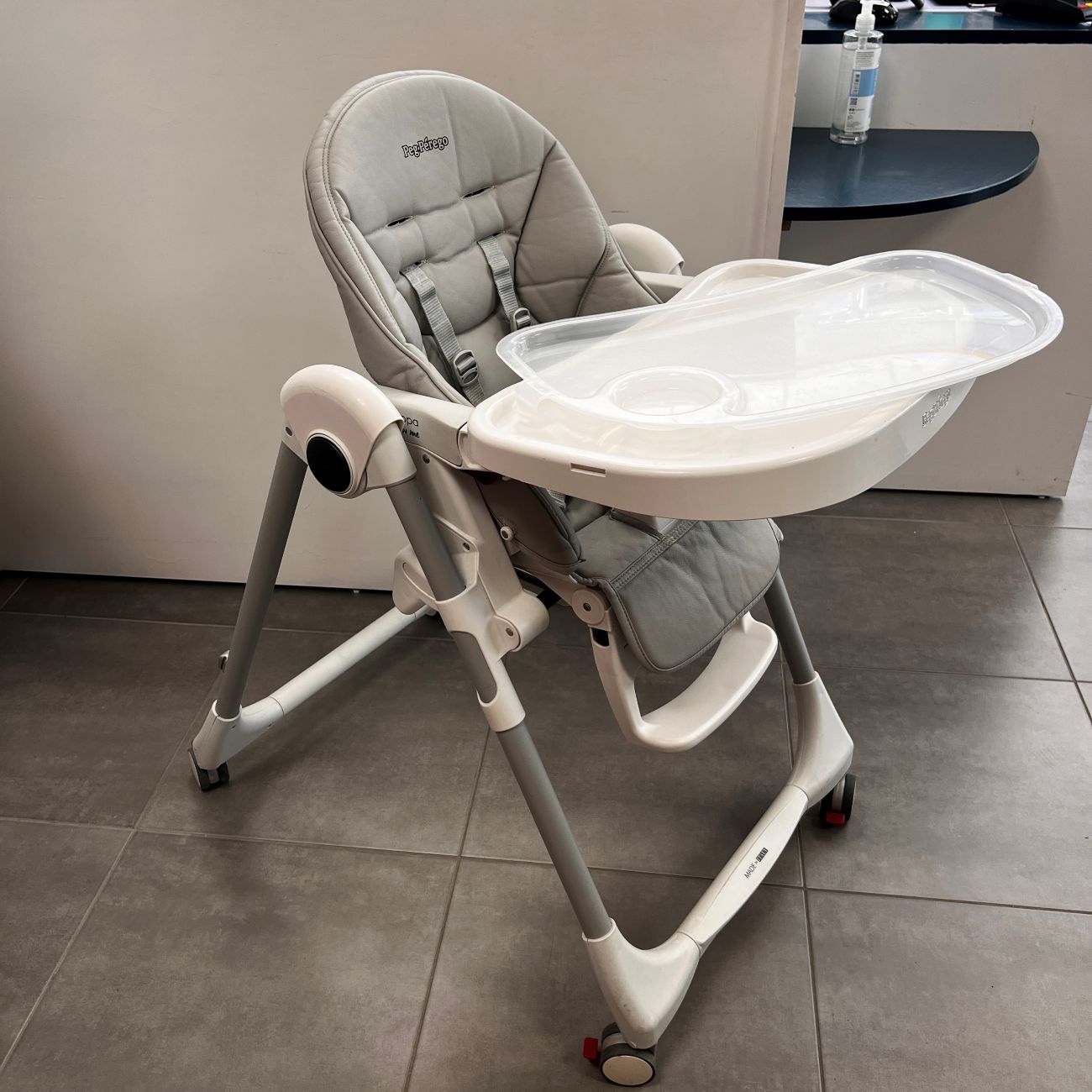 chaise haute prima pappa en seconde main occasion sur Nantes, visible dans un magasin d'articles pour bébé