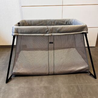 lit nomade pour bébé en seconde main de chez Babybjorn. Visible chez Ali Bambin à Nantes, Orvault, Sautron, Savenay