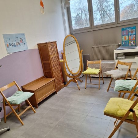 une salle d'atelier au nord de Nantes pour réunir des parents, des enfants et des professionnels pour des échanges et des transmissions de connaissances, ainsi que pour se divertir